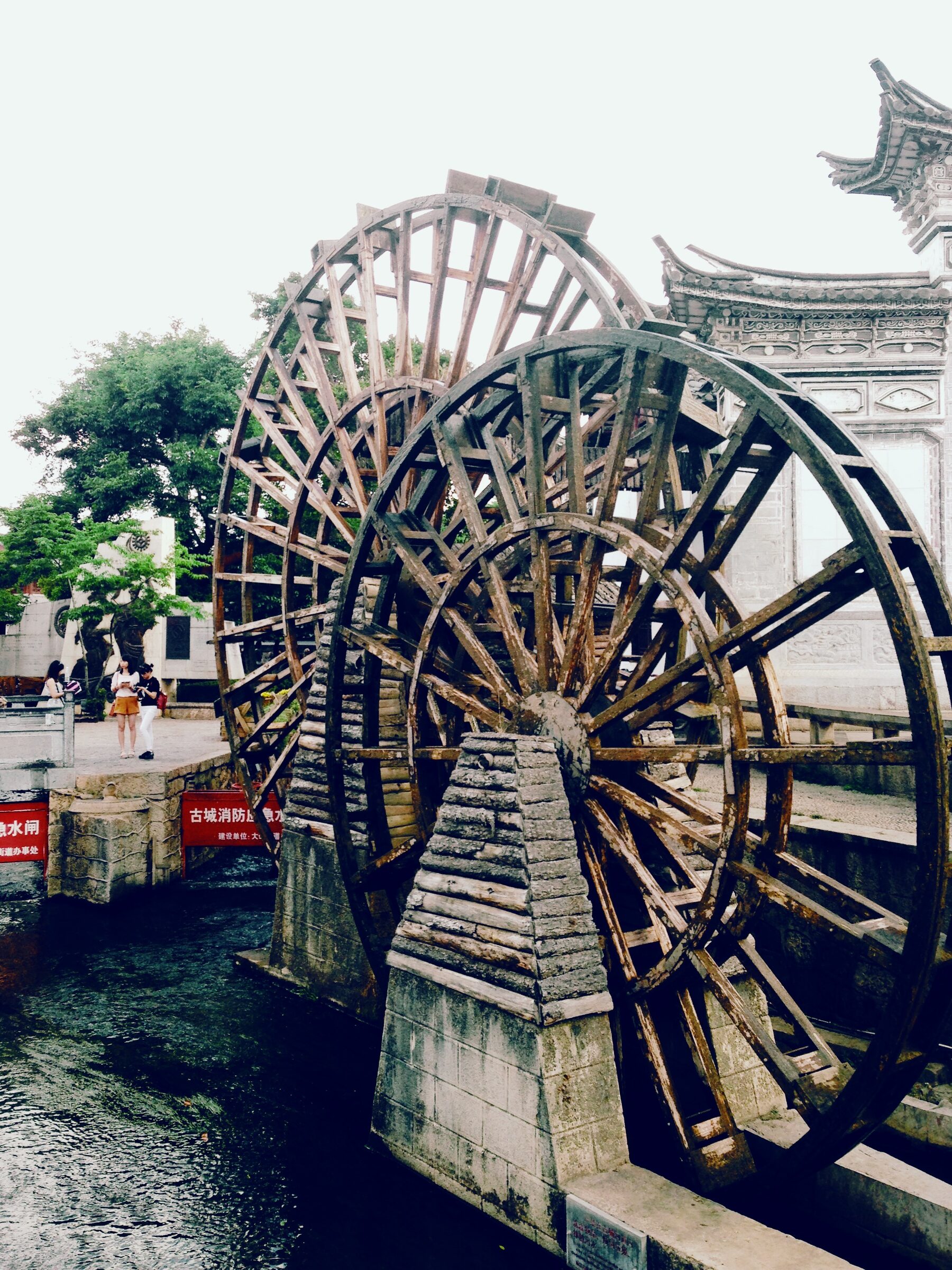 The water wheels at the entrance to Lijiang Old Town